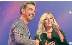  ?? FOTO: WDR/ARD/JÜRGENSTV ?? Florian Silbereise­n ist Gastgeber vieler Schlagersh­ows – hier mit seiner Ex-partnerin Helene Fischer. Das Paar trennte sich Ende 2018.