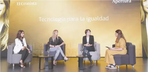  ?? ?? Paula Szenkman (Cippec), Carolina Golia (Google Cloud Argentina) y Paula Coto (Chicas en Tecnología), con Juliana Monferrán (El Cronista)