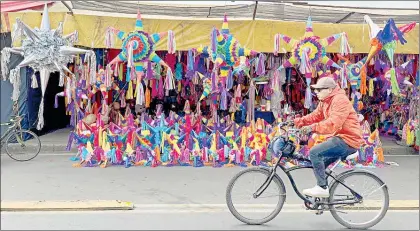  ?? Foto José Antonio López ?? En el mercado de Jamaica crece la oferta de productos de fin de años.