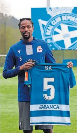  ??  ?? Abdoulaye Ba posa con la camiseta del Deportivo en Abegondo.