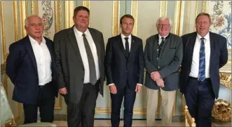  ??  ?? Entourant le président de la République, en partant de la gauche, François Patriat et les responsabl­es cynégétiqu­es Willy Schraen, Alain Durand et Pascal Sécula.