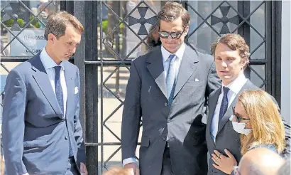  ?? M. CARROLL ?? Dolor. Lucila Neuss y sus tres hermanos, en el velorio. La hija de la víctima aportó un dato clave.