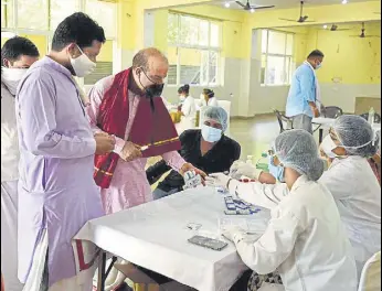  ?? PARVEEN KUMAR/HT ?? A man consults a health official regarding some medicine in Gurugram on Wednesday. Ever since the pandemic broke out, the state had tested 4,00,155 people. As per the bulletin, 17,667 patients have recovered from the disease.