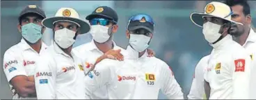  ?? AFP ?? ▪ Sri Lanka players wore masks in a bid to ward off the effects of haze and smoke at the Ferozeshah Kotla on Sunday.