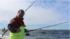  ?? JENNIFER BAIN ?? Steve Ross, from Quebec, came with two friends to catch tuna in the Gulf of St. Lawrence. Here he’s shown fishing for mackerel to use as live bait.