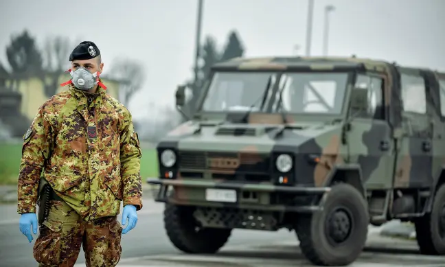  ?? (foto Furlan) ?? Di guardia
Un militare dell’esercito presidia la «zona rossa» a Turano Lodigiano all’altezza del posto di blocco