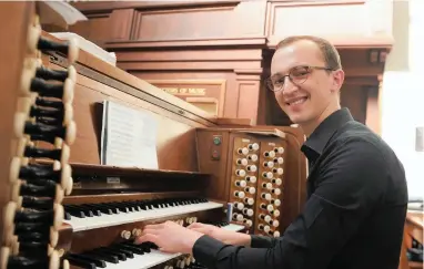  ?? PICTURE: HENK KRUGER ?? MUSICAL FINGERS: Organist Neil Robertson at the Memorial Chapel at Bishops Diocesan College in Rondebosch.