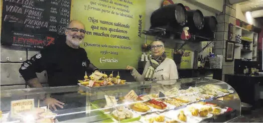  ?? ANDREEA VORNICU ?? Tradición Ernesto Zorrilla, dueño del bar Erzo, junto a su mujer, María Luisa Pérez Benito, detrás de la barra del local. -