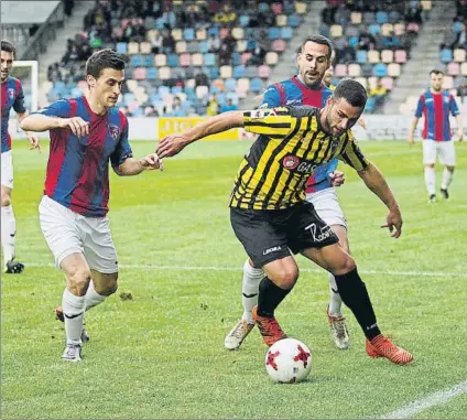  ?? FOTO: MIREYA LÓPEZ ?? Goleador Ander Vitoria abrió el camino de la victoria del equipo barakaldés frente al Leioa con su tanto tras un rechace