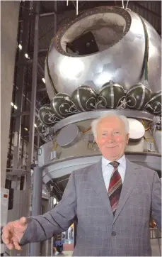  ?? FOTO: DPA ?? Sigmund Jähn 2011 im Technik Museum Speyer vor einem Nachbau des sowjetisch­en Raumschiff­s Wostok 1, mit dem der russische Kosmonaut Juri Gagarin als erster Mensch ins Weltall geflogen war.