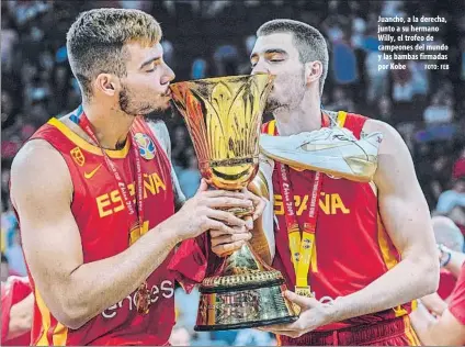  ?? FOTO: FEB ?? Juancho, a la derecha, junto a su hermano Willy, el trofeo de campeones del mundo y las bambas firmadas por Kobe