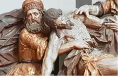  ??  ?? Beeindruck­ende Schnitzkun­st: Die „Kreuzabnah­me“von Christoph Rodt in der Neuburger Kirche.