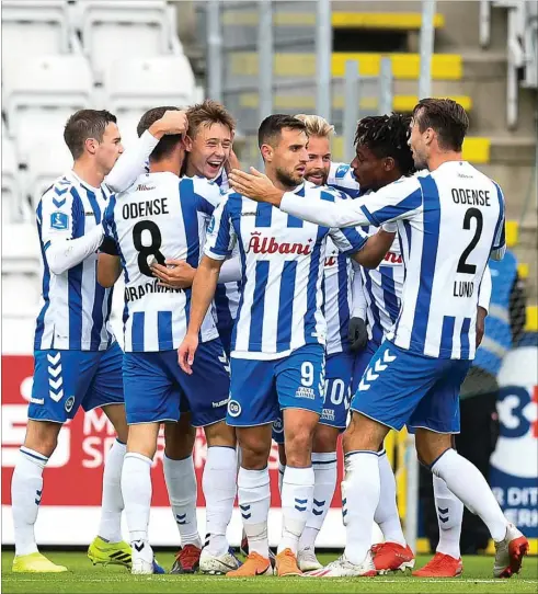  ?? FOTO: CLAUS FISKER/ RITZAU SCANPIX ?? Mads Frøkjær-Jensen er godt skjult af holdkammer­ater efter sin scoring til 1- 0.