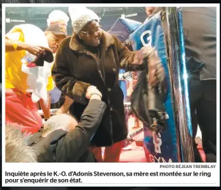  ?? PHOTO RÉJEAN TREMBLAY ?? Inquiète après le K.-O. d’adonis Stevenson, sa mère est montée sur le ring pour s’enquérir de son état.