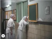  ??  ?? 1
1
Au Carrefour Providence, des religieuse­s s’esclaffent de rire en regardant par la fenêtre leurs consoeurs qui chantent dans le réfectoire.