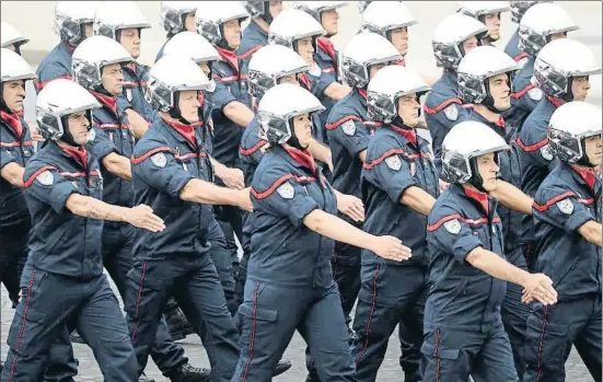  ?? POOL / REUTERS ?? Los bomberos en el desfile del día de la Bastilla, que estuvo ayer focalizado en los “héroes” de la pandemia