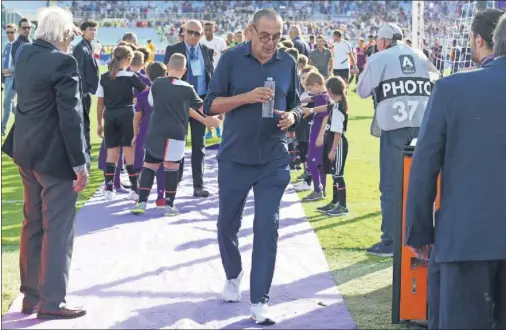  ??  ?? SINGULAR. Sarri se sentó por primera vez en el banquillo de la Juve en partido oficial el pasado sábado en Florencia.