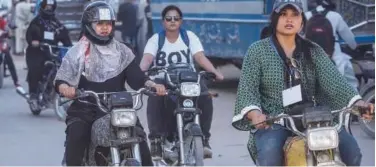  ?? Agence France-presse ?? ↑ Residents participat­e in a women’s bike rally in Karachi on Sunday.