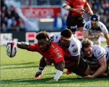  ?? (Photo Dominique Leriche) ?? Josua Tuisova a marqué, grâce à sa puissance et sa vélocité, de nombreux essais, mais aussi l’esprit de plusieurs de ses adversaire­s.