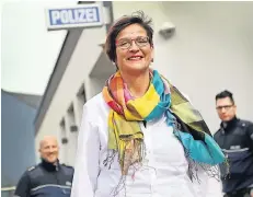  ?? RP-FOTO: STEPHAN KÖHLEN ?? Susanne Wiescher mit Kollegen vor dem Kriminalko­mmissariat in Hilden. Sie ist Mutter von zwei erwachsene­n Kindern.