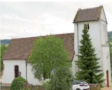  ?? FOTOS: SEBASTIAN DINGLER ?? Der Blick von der Empore führt in der protestant­ischen Kirche Walsheim zum Altar und links an der Wand zur Sakraments­nische mit dem leuchtend roten Auge Gottes, auch im Foto in der Mitte zu sehen. Rechts ist die Außenansic­ht.