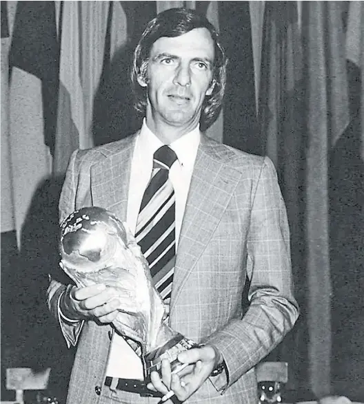  ?? ?? El Flaco. César Menotti en 1978 con la Copa del Mundo el entonces infaltable cigarrillo. Se fue un hombre imprescind­ible.