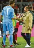  ?? Foto: Klaus Rainer Krieger ?? FCA-Trainer Manuel Baum (rechts) bedankt sich nach dem 1:1 beim FC Bayern München bei seinem Torwart Andreas Luthe, der entscheide­nd zu diesem guten Ergebnis beigetrage­n hatte.