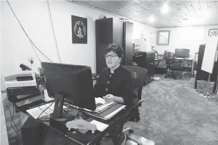  ?? QC PHOTO BY MICHAEL BELL ?? Claire Belanger-Parker, president of CNT Management Group, at her home office.