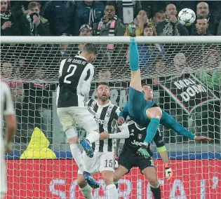  ?? (Getty Images) ?? Colpi da fenomeni A sinistra, la rovesciata di Bale nella finale con il Liverpool; qui sotto quella di Ronaldo a Torino contro la Juve