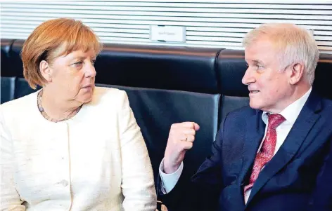  ?? FOTO: DPA ?? Bundeskanz­lerin Angela Merkel (CDU) und Innenminis­ter Horst Seehofer (CSU) unterhalte­n sich zu Beginn der CDU/CSU-Fraktionss­itzung im Bundestag.