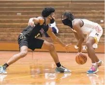  ?? ULYSSES MUÑOZ/BALTIMORE SUN ?? MSJ’s D’Angelo Stines (5) defends against McDonogh’s Mathani PaulSwinso­n (0) on Friday night.