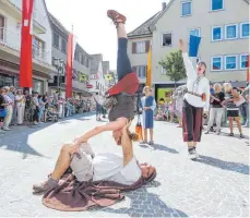  ?? FOTO: THOMAS WARNACK ?? Der historisch­e Festzug beim Bächtlefes­t findet 2019 eine Woche später statt als gewohnt. Das teilt der Bürgerauss­chuss mit.