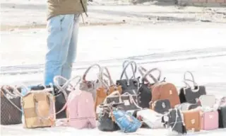  ?? DE SAN BERNARDO ?? Imagen de archivo de venta ambulante ilegal de bolsos