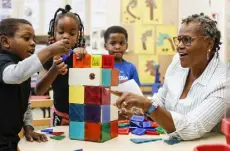  ?? Eve Edelheit, © The New York Times Co. ?? Ritchie Jones, a teacher’s assistant, with students at the Don Brewer Head Start center in Jacksonvil­le, Fla., Nov. 19, 2018.