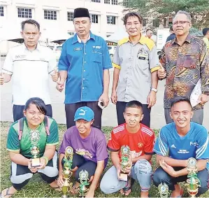  ??  ?? OLAHRAGAWA­N dan olahragawa­ti bersama para pegawai di akhir kejohanan.