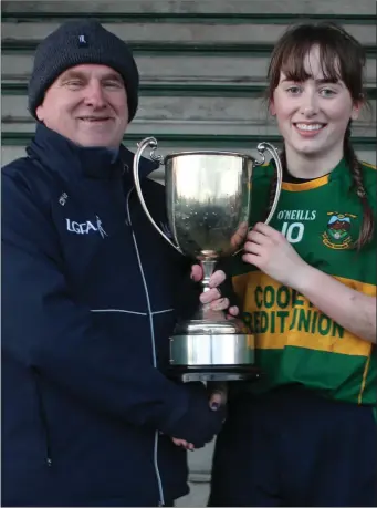  ??  ?? Louth LGFA Chairperso­n Dermot Woods presents the Minor Championsh­ip trophy to Cooley Kickhams captain Lauren Boyle.