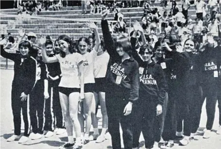  ??  ?? Un gruppo di giovanissi­me atlete saluta il pubblico in occasione delle finali di atletica ai Giochi della Gioventù (Roma, 1969) Dai banchi di scuola alle gare finali di Roma