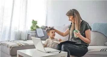  ?? / GETTY ?? Día de las Madres. La celebració­n este año vuelve a servir para reflexiona­r sobre las intensas jornadas de crianza que ahora incluyen la educación en casa.