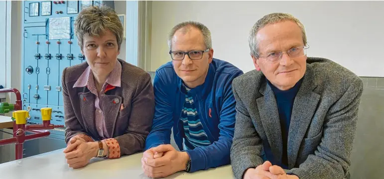  ?? Foto: Barbara Wild ?? Sie kämpfen dafür, dass das Descartes-Gymnasium in Neuburg erweitert und saniert wird: (von rechts) Schulleite­r Peter Seyberth, Thorsten Hirschmann und Sonja Haindl in einem der veralteten Chemiesäle.