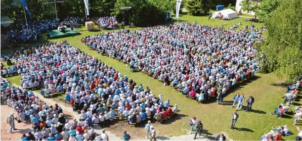  ?? Fotos: Peter Tippl ?? Beeindruck­end viele Menschen waren beim 67. Bayerische­n Kirchentag am Hesselberg. Die Zahl der Gottesdien­stbesucher wird auf 12 000 geschätzt.