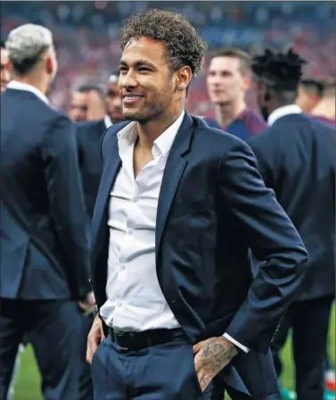  ??  ?? PREPARA SU SALIDA. Neymar se mantuvo en un segundo plano en la fiesta de la Copa de Francia.