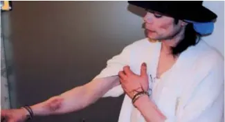  ?? ?? Jackson muestra un golpe en el brazo que le hizo la policía cuando fue arrestado en 2004.