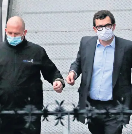  ?? PA WIRE ?? Custody:
Simon Bowes-lyon (right), the Earl of Strathmore, is escorted in handcuffs from Dundee Sheriff Court