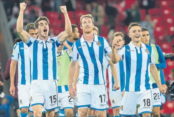  ??  ?? Aritz Elustondo, Zurutuza y Gorosabel encabezan la celebració­n de los jugadores de la Real a la conclusión del derbi en San Mamés FOTO: UNCITI