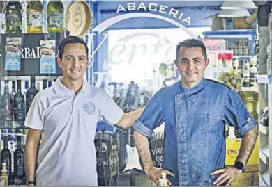  ?? JULIO GONZÁLEZ ?? Victor Atienza (izq.) y Juan Francisco Angulo, propietari­os del restaurant­e Casa Julián