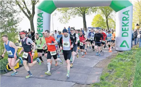  ?? FOTO (4): NORBERT PRÜMEN ?? Start Halmaratho­n: Rund 250 Läufer konnten sich beim Apfelblüte­nlauf in Vorst zum ersten Mal auf die 21 Kilometer lange Strecke durch die Apfelplant­agen in der Huverheide machen. Der Schnellste brauchte 1 Stunde 19 dazu.