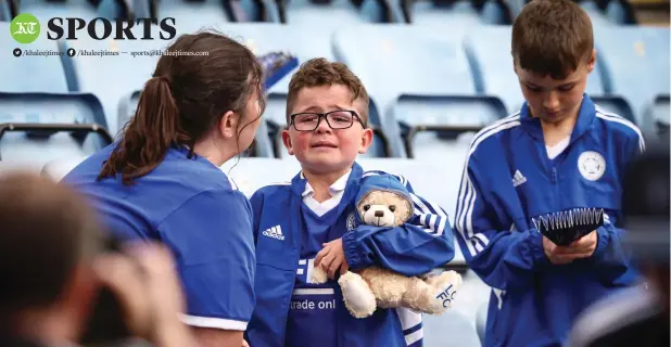  ?? ?? A young Leicester City fan cries after the team’s relegation on Sunday. — afp