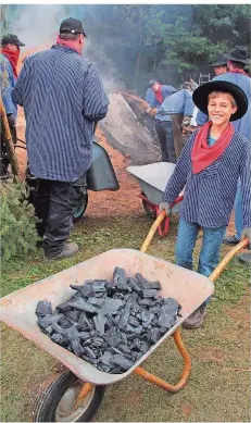  ?? FOTO: B&K/ARCHIV ?? Jungköhler Moritz Schmidt fuhr 2013 die Holzkohle zum Ablöschpla­tz. Das passiert in diesem Jahr am Samstag, 1. September.