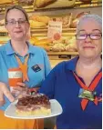  ?? Foto: Ina Marks ?? Marion Lachner (l.) und „Polly“Pollham  mer arbeiten in einer Bäckerei. Die Wes  pen dort sind ihnen lästig.