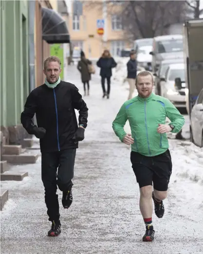  ?? FOTO: NIKLAS TALLQVIST ?? Vincent Weeda och Mark Potze har redan hunnit springa över 300 km av Helsingfor­s gator.
■